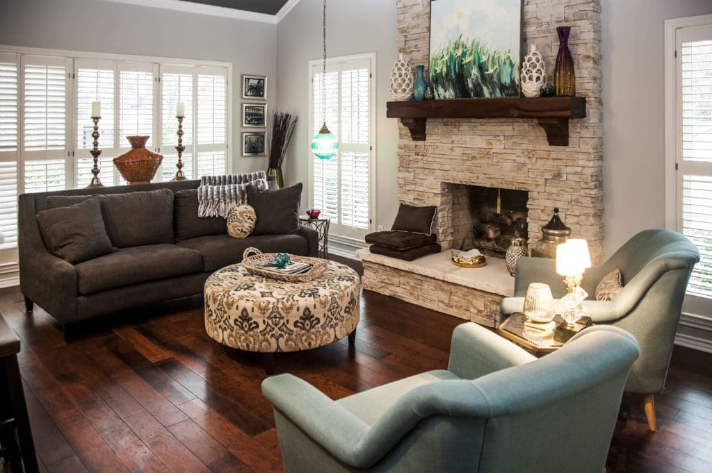 A charming, cozy living room on Valencia Street. (Photo by Kim Leeson)