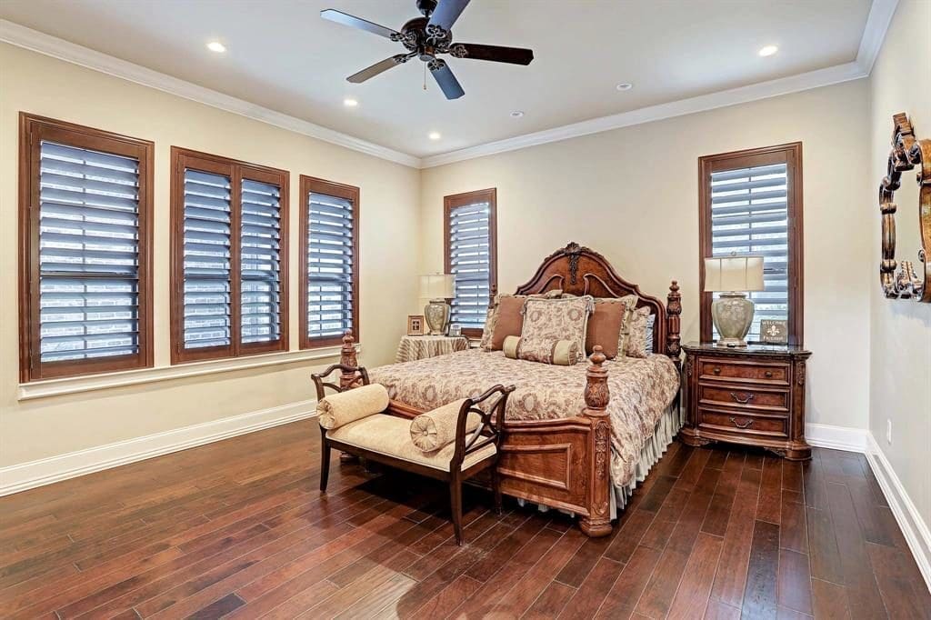 This earth-tone bedroom is peaceful. (Photo by HAR)
