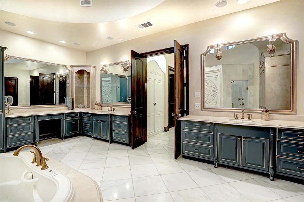 Teal cabinets tie in with the lazy river. (Photo by HAR)