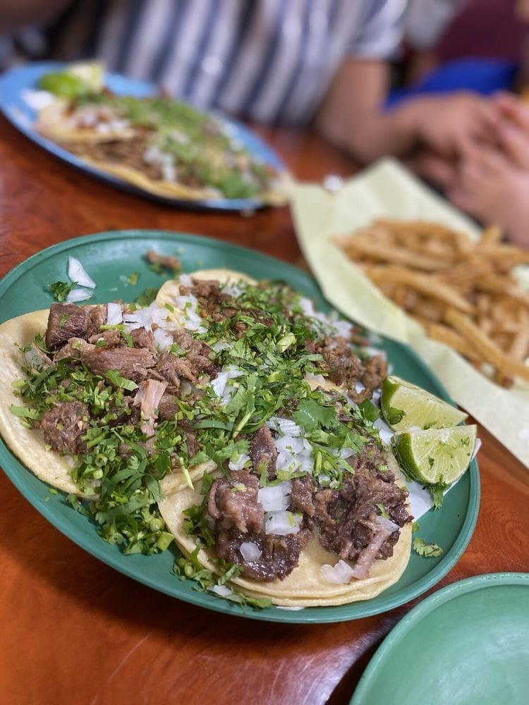 Tacos La Banqueta is a popular hole-in-the-wall taco spot in Dallas. (Courtesy of Dianna N. via Yelp)