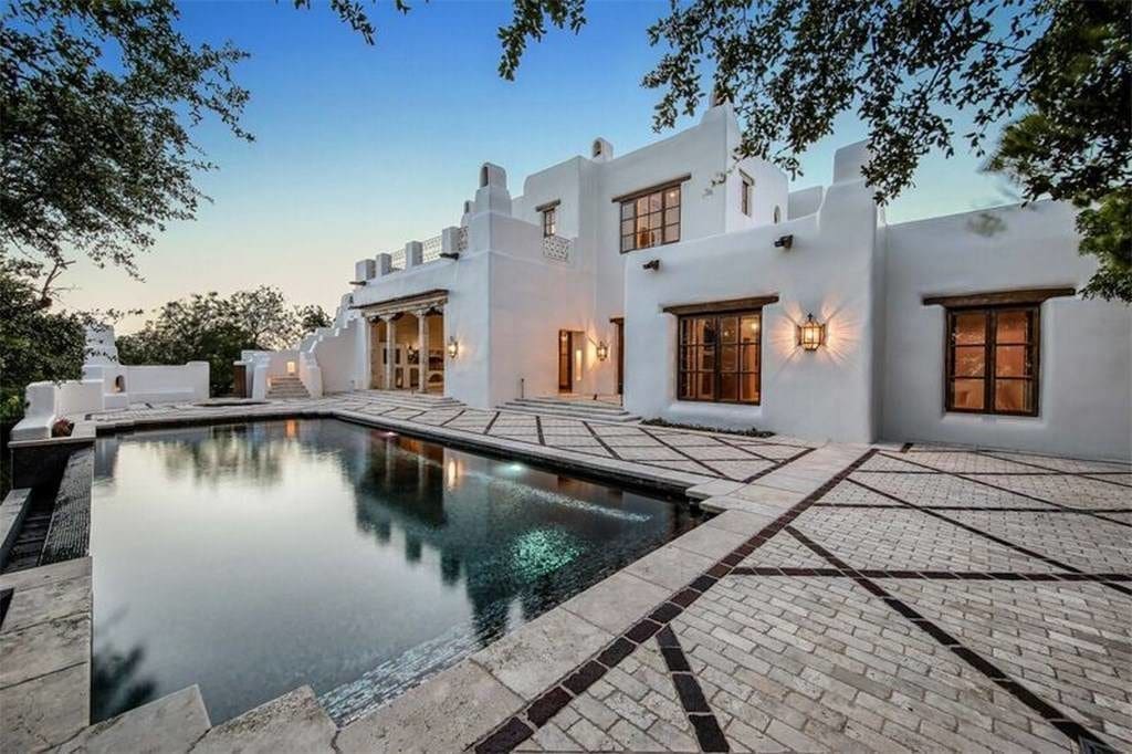The mansion suits its gorgeous surroundings. 