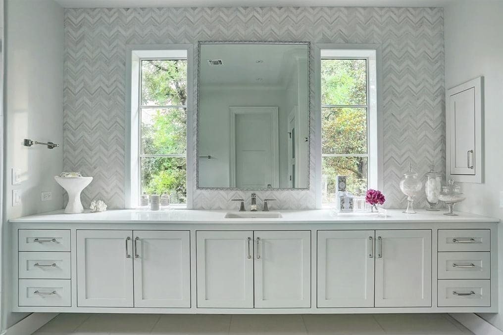 The master bath in this River Oaks mansion, by Layne Kelly Homes, imbues a modern esthetic. 