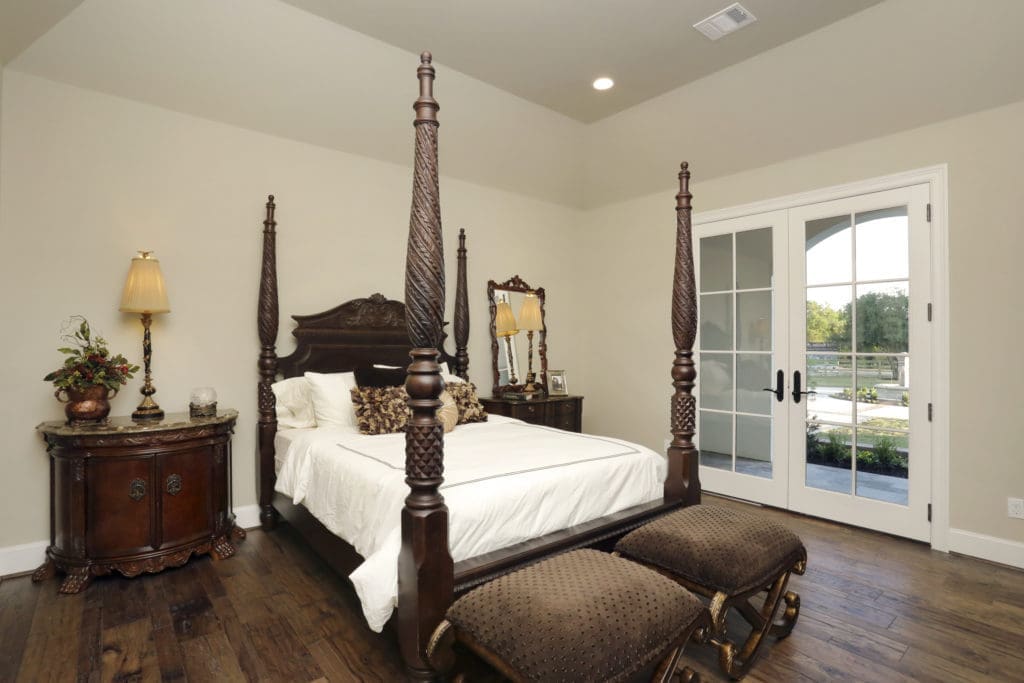 The four-poster bed fits in with the Western them without going overboard. 