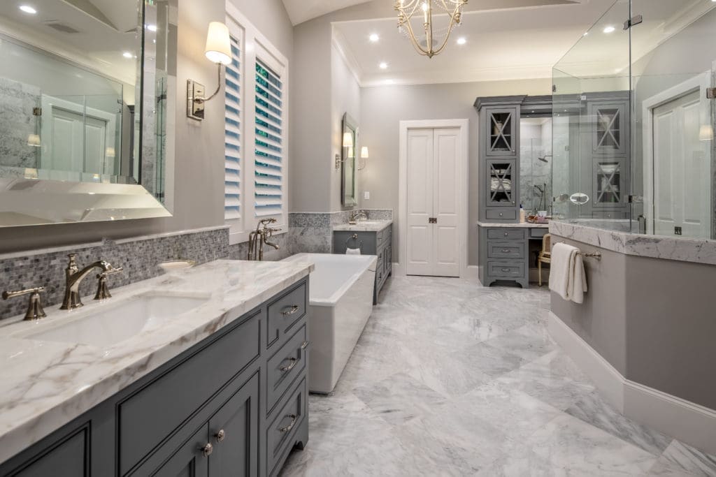 The master bath in a Grogans Point home by Frankel Building Group in The Woodlands