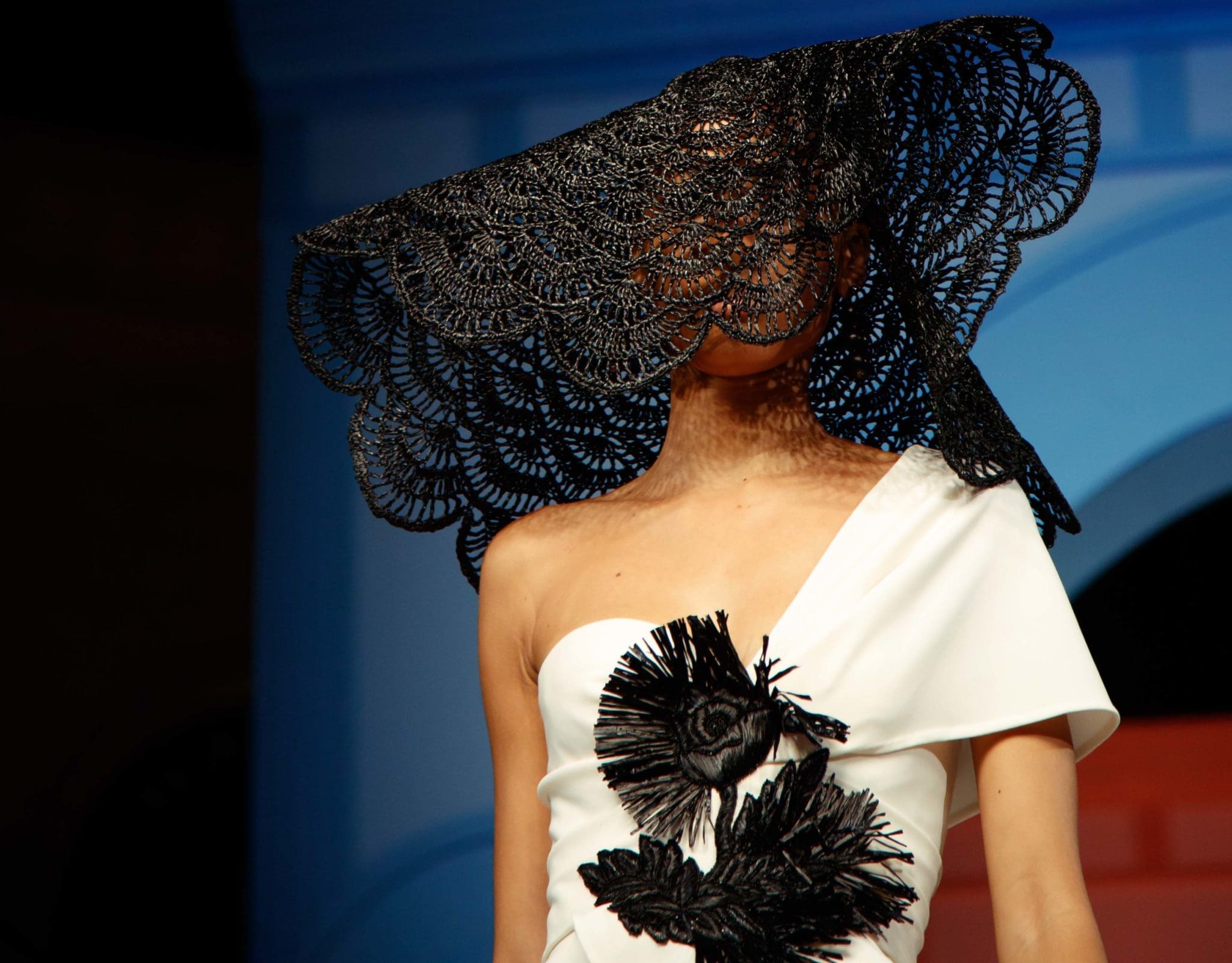 Oscar de la Renta white dress with black raffia detail and matching sunhat. (Photo courtesy of Oscar de la Renta)