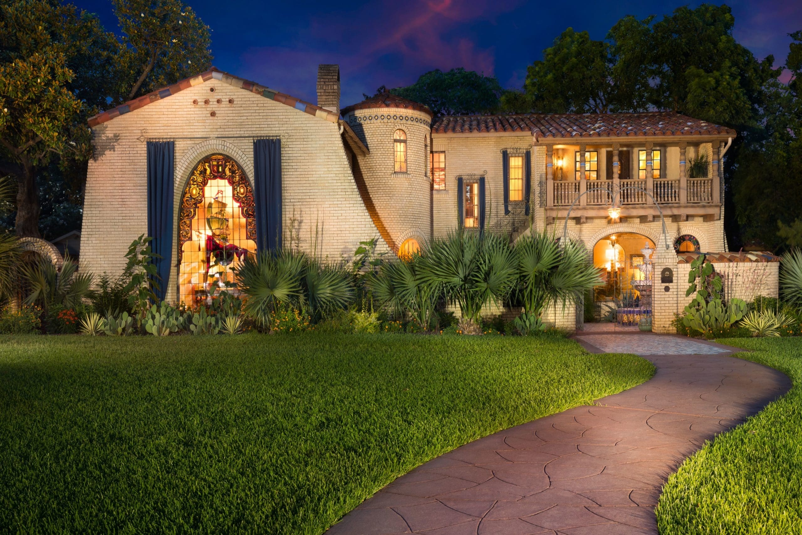 7035 Lakewood is known for its dramatic blue exterior drapes. (Photo by Jenifer McNeil Baker)