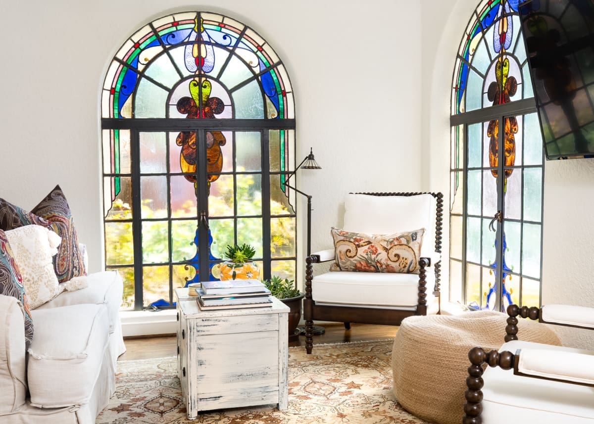 Western California-inspired roots are highlighted with colorful hand painted tilework. (Photo by Jenifer McNeil Baker)