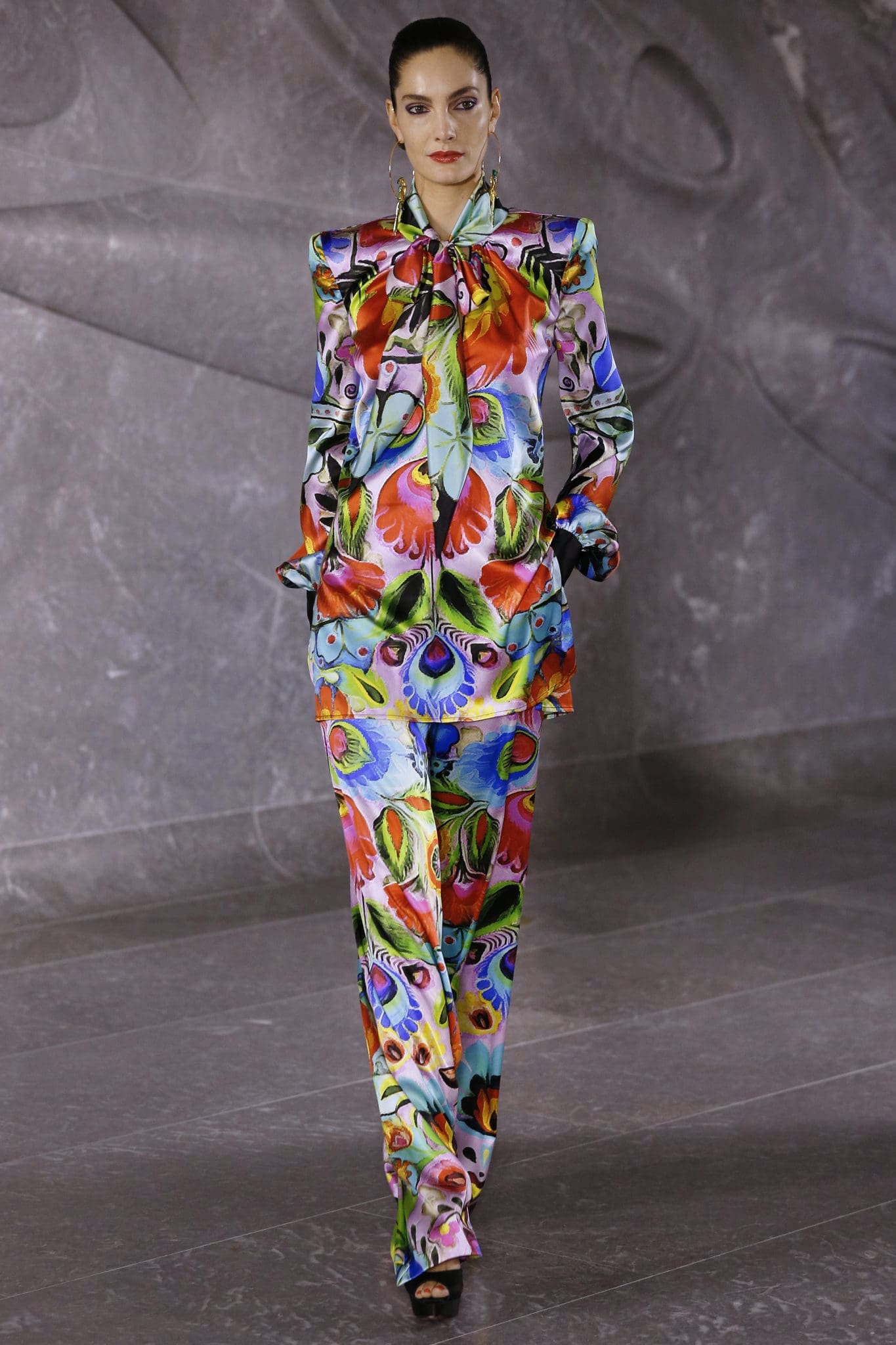Naeem Khan tie-neck floral print blouse with matching pant. (Photo by Dan Lecca)
