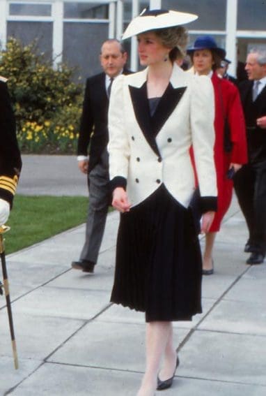 In 1985, Princess Diana wore a white double-breasted jacket trimmed in black designed by Bruce Oldfield. (Pinterest)