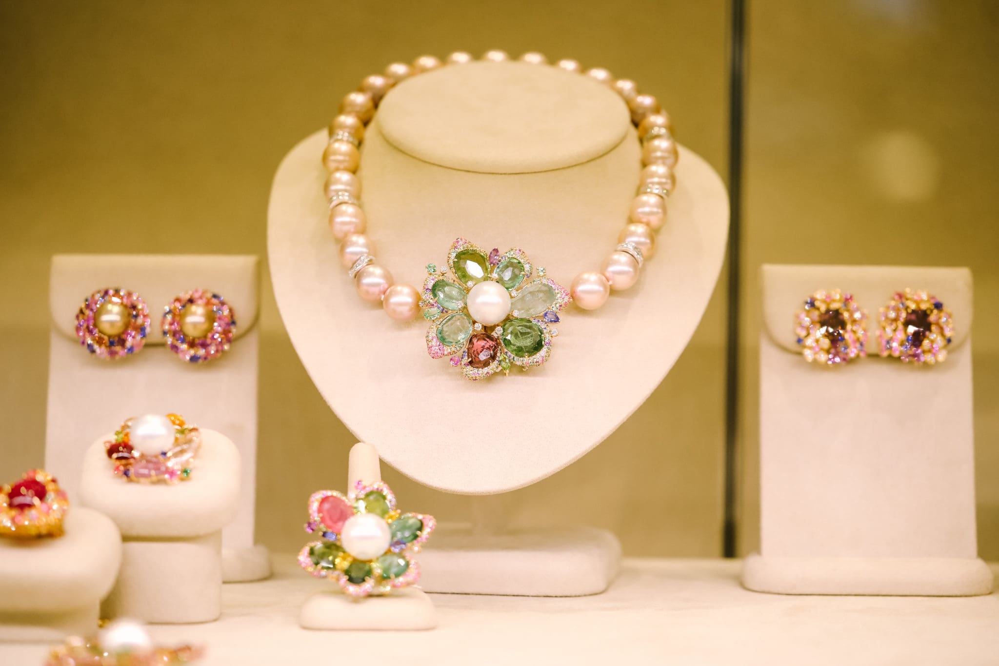 Australian South Sea pearls set the stage for this suite by Margot McKinney. (Photo by Johnny Than)