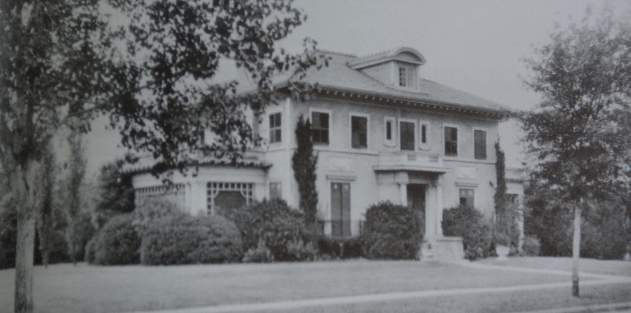 Vintage photo No. 19 Courtlandt Place, completed in 1913 and designed by Birdsall Briscoe for John Wanroy Garrow. It was featured in "Architectural Record" in 1915.