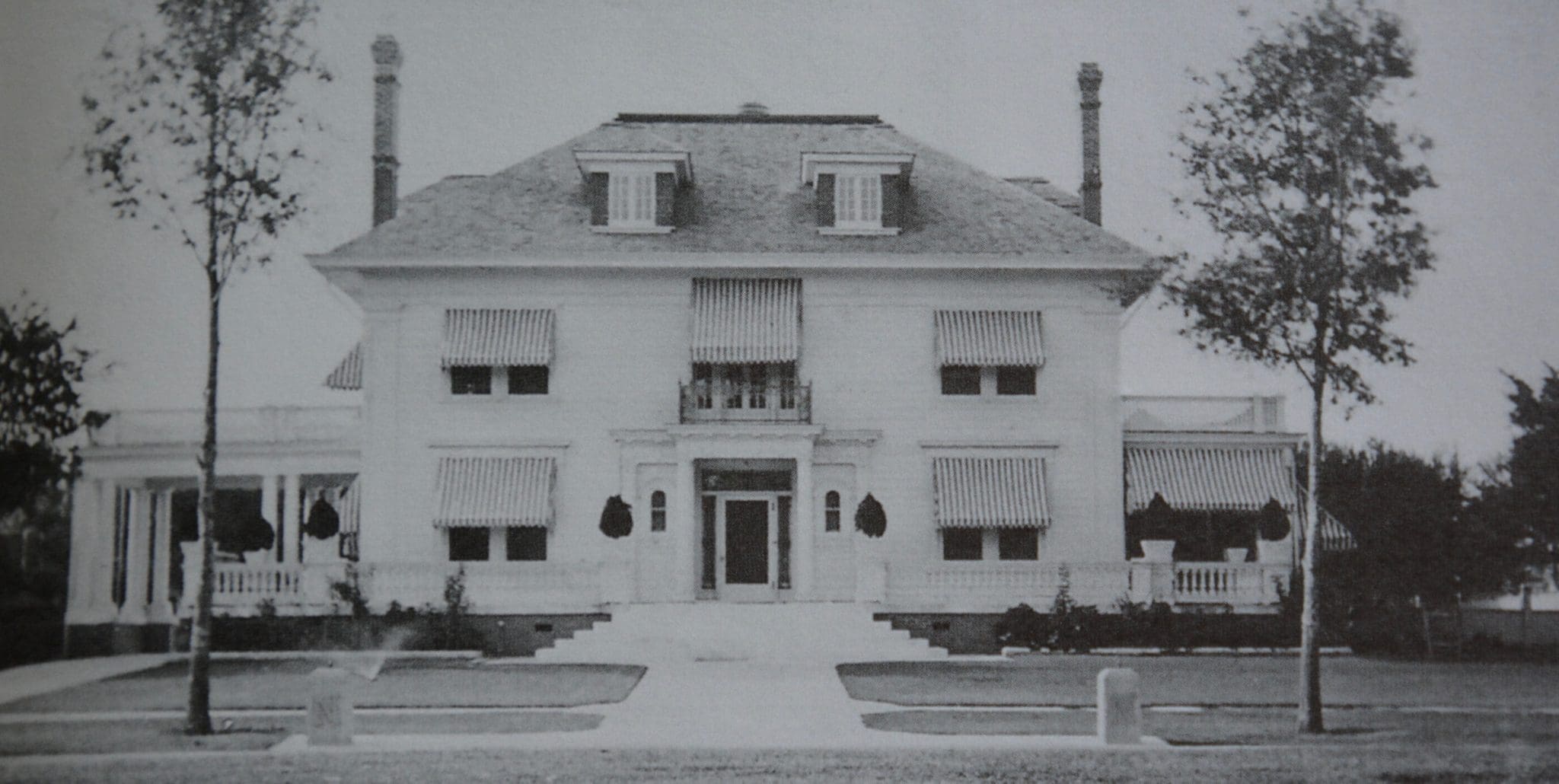 Vintage photo of No. 6 Courtlandt Place, completed in 1909 for Charles and Emilie Neuhaus and designed by Sanguinet and Staats.