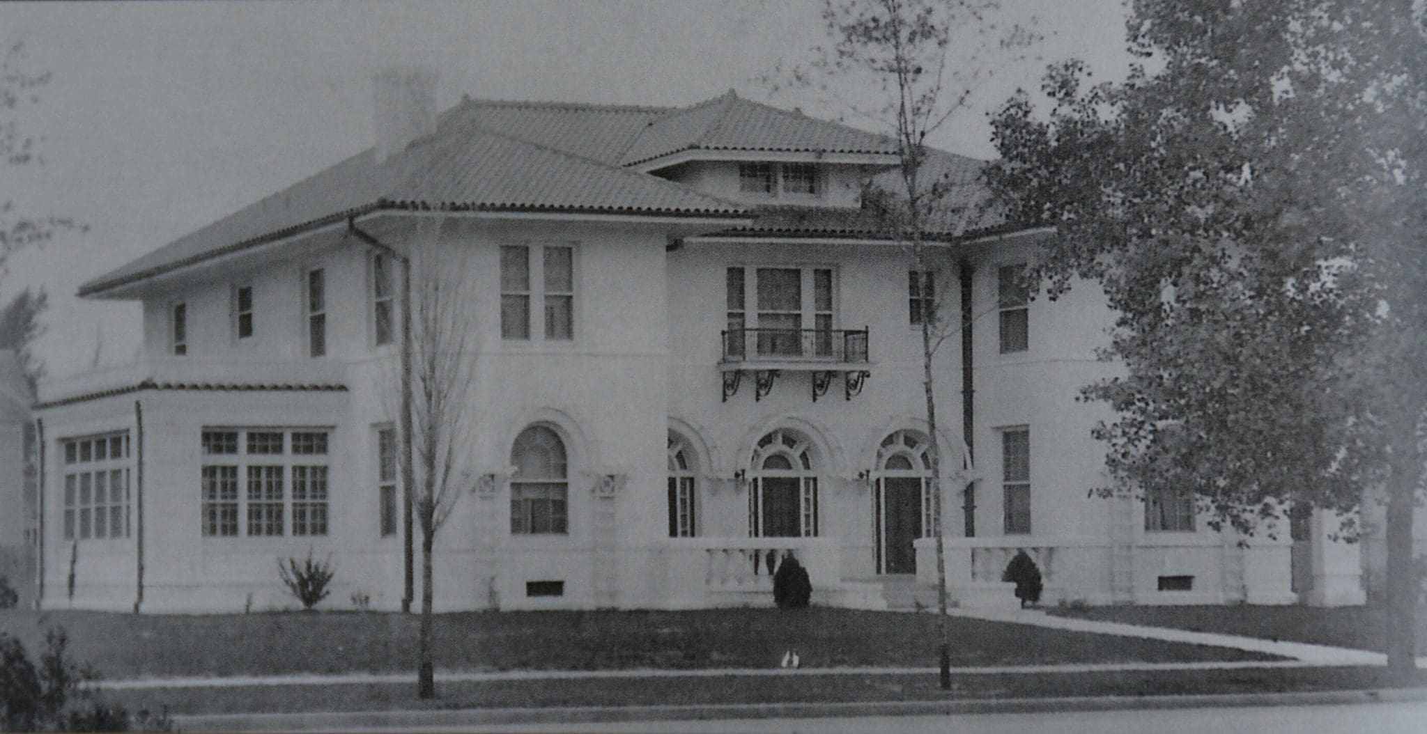 Vintage photo of No. 9 Courtlandt Place, completed in 1914 for John M. Dorrance, designed by Sanguinet and Staats, in the "California Style."