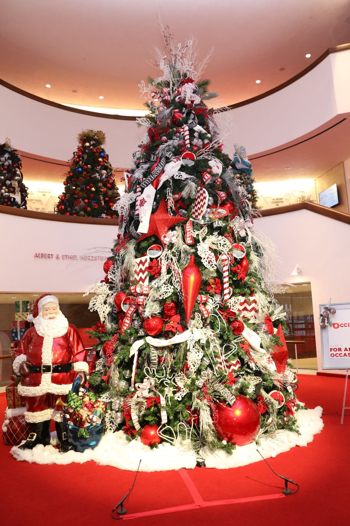 The Signature Tree designed by For All Occasions, sponsored by Occidental Petroleum. (Photo by Priscilla Dickson)