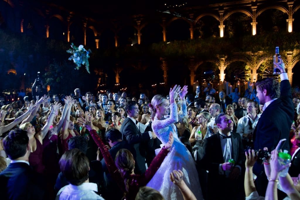 Dagney Gómez del Campo Neme tosses her bouquet to an excited group of ladies. (Photo by Graciela Ubando)