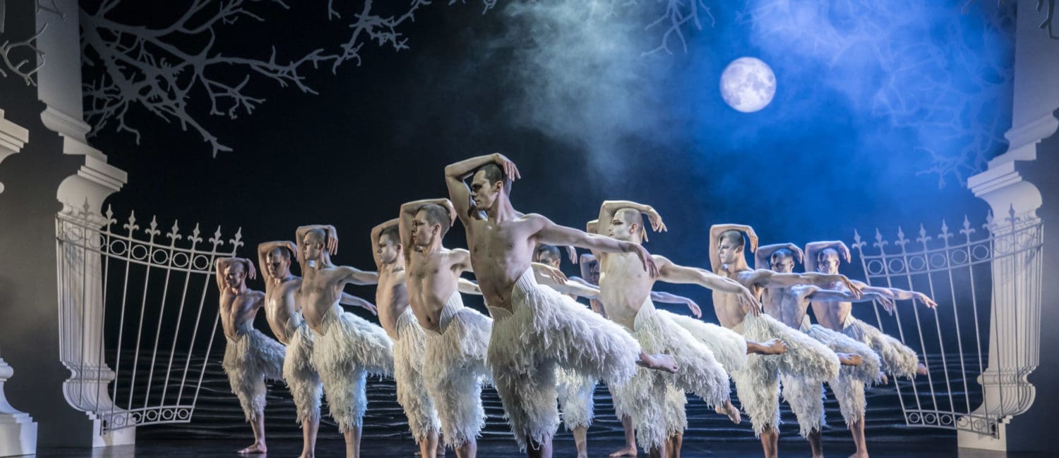 SWANLAKE (Photo by  Johan Persson)