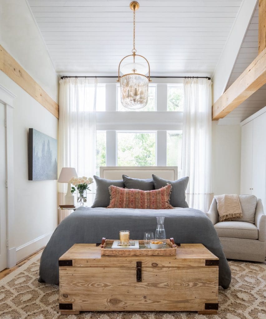 Flanigan's guest house with different bedding, rug and furniture. (Photo courtesy Marie Flanigan Interiors)