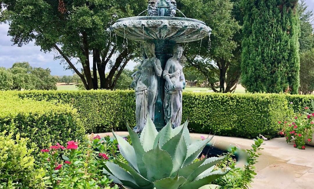 gardens – boxwoods surround a fountain