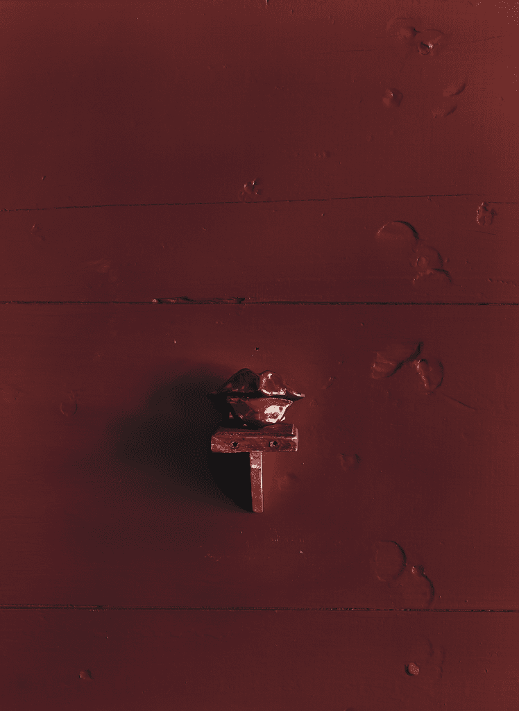 Salle Werner-Vaughn, published September 2012. Photographed by Jenny Antill and Jack Thompson. In artist Salle Werner-Vaughn’s The Place by the Way bungalow, red patinated bronze lips on a miniature wall bracket. Walls painted old-schoolhouse red in a discontinued paint from Martin-Senour. “It reminds me of the red room in the Villa of the Mysteries in Pompeii or a Russian lacquer box,” says Werner-Vaughn.