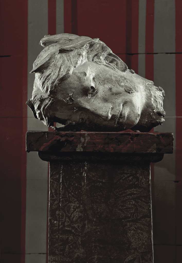 Salle Werner-Vaughn, published September 2012. Photographed by Jenny Antill and Jack Thompson. In artist Sally Werner-Vaughn’s The Palace by the Way bungalow, a Roman-style head cast at United Metalsmiths and gifted to Werner-Vaughn by the foundry’s owner, Tom Cole, rests on a marbleized wooden pedestal painted by the artist. 
