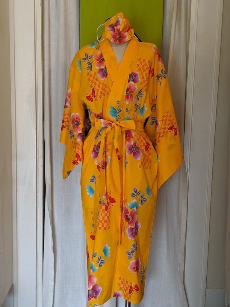 Kimono Zulu orange floral kimono with matching mask and belt