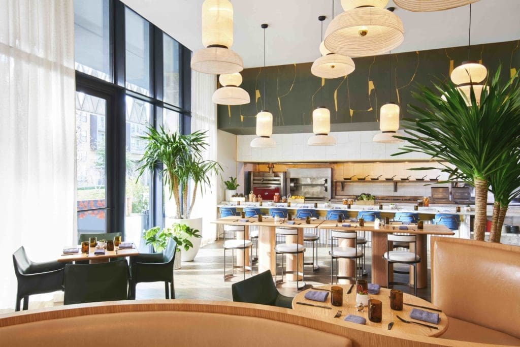 Commons Club is the hotel’s flagship restaurant, bar, and lounge that serves breakfast, lunch, and dinner, so the room had to look bright and cheerful during the day, then convert to dark and sexy at night. Mozersky worked with Porter Teleo on a custom version of their wallcovering Kintsugi, to give the room an interesting art and architectural element. The rice-paper lighting is by Spanish Designer Jaime Hayon, used en masse to create an artistic installation. Classic Cab chairs by Mario Bellini in custom green leather serve as restaurant seating.