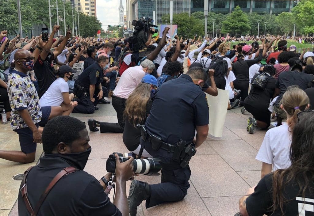 Houston police chief Art Acevedo and other officers knelt with the marchers for 30 seconds of silence before the walking began. (@HoustonPolice)