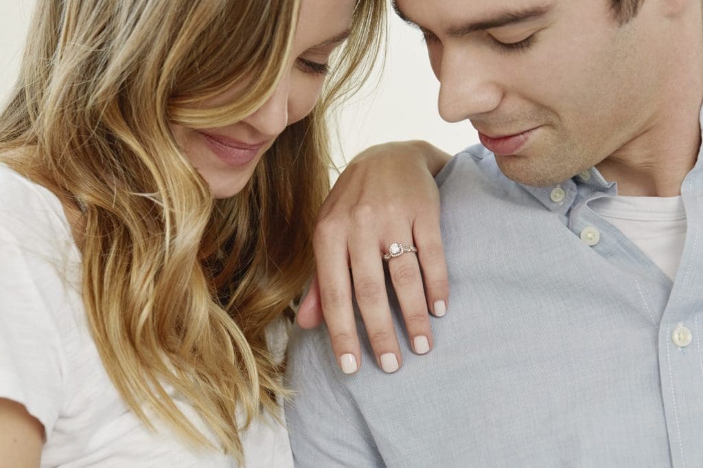 Clean Origin – Trendy halo rings pop in yellow gold.