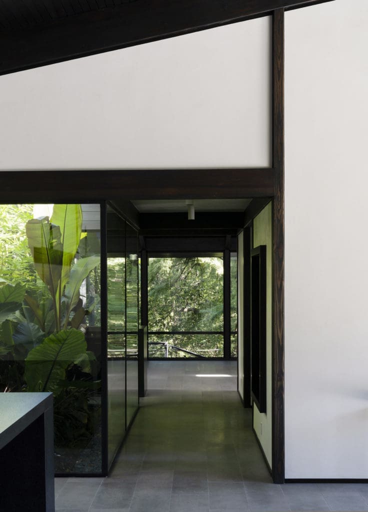 One of two axises which run through the house and are anchored by the interior courtyard. (Photo by Jack Thompson Photography)