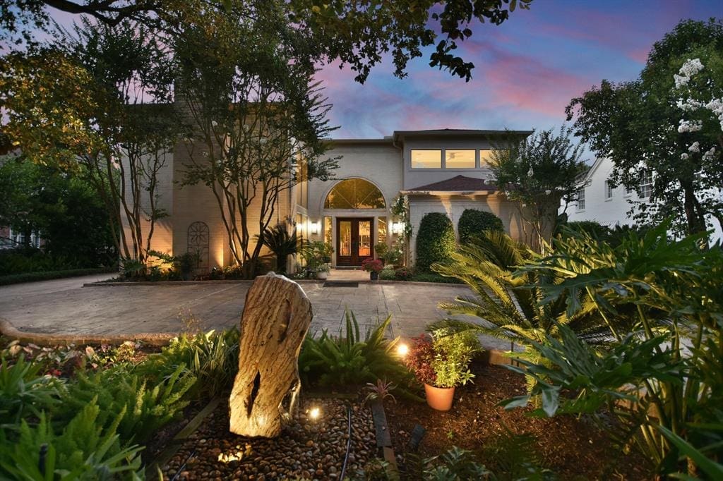 Built in 1976, this River Oaks home crosses the decades with interesting design and updated amenities.