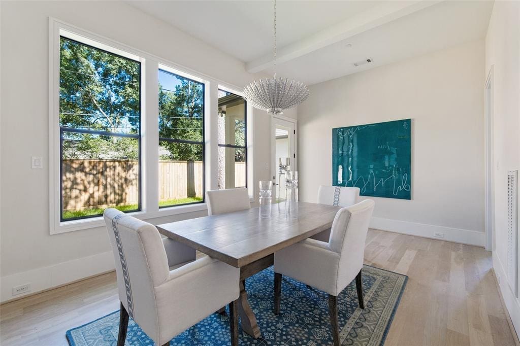 The breakfast room 