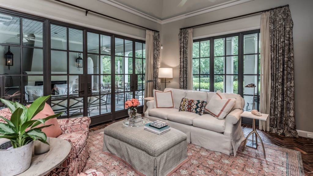 Den with a view to the covered loggia.