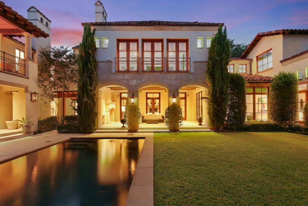 A True Highland Park Retreat — the Indoor and Outdoor Meet in This Arty Dream Mansion