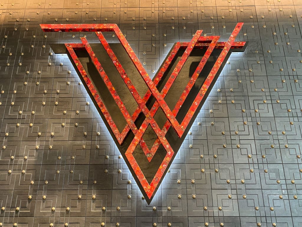 Hotel Vin's artistic emblem.