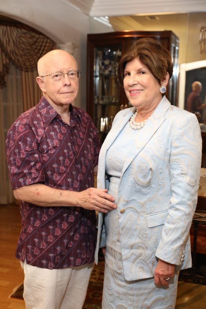 Houston Symphony patrons Miles Smith & Robin Angly host a viewing evening in their home for the opening night concert. (Photo by Priscilla Dickson)
