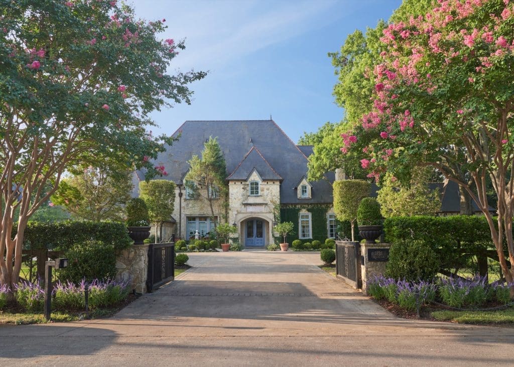 Entry gardens at 5828 Woodland Drive by Lamberts. (Photo by Stephen Karlisch)