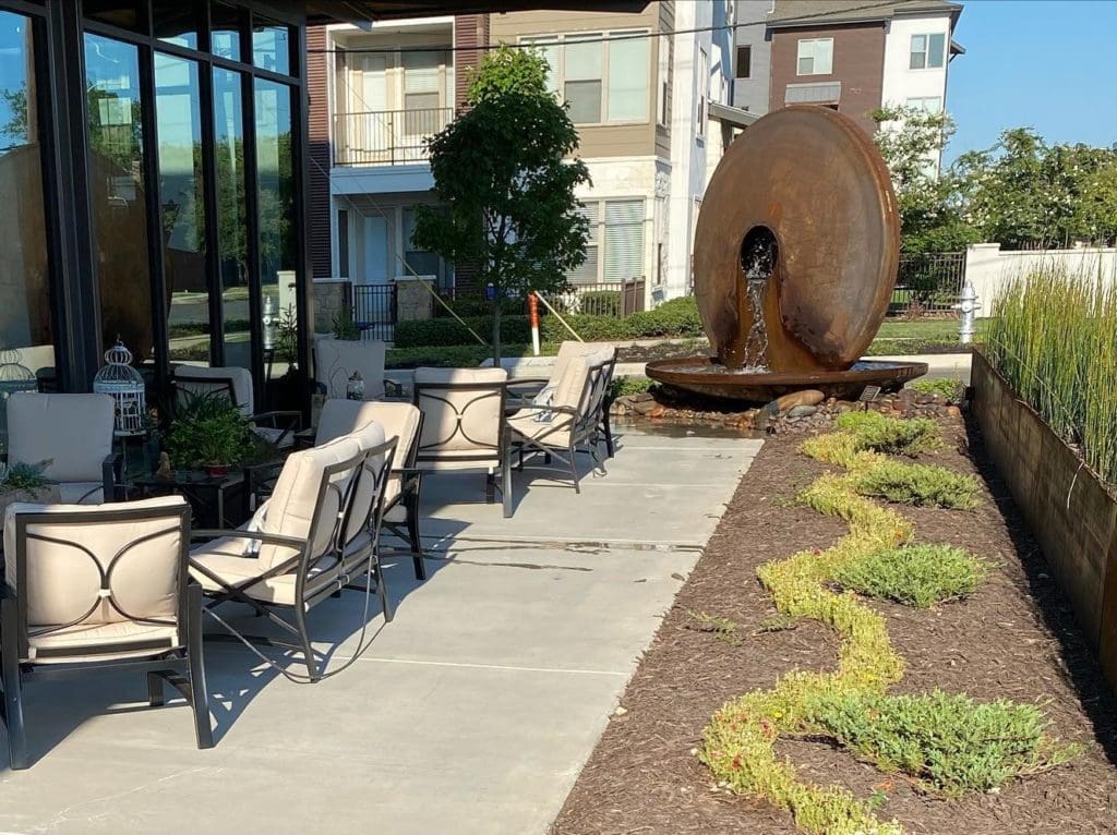 The patio and fountian.