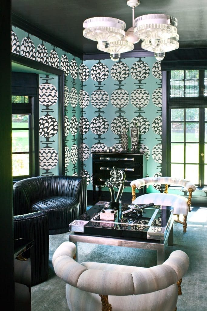 De Gournay bespoke Vases wallpaper in
an interior by Kelly Wearstler. (Photo by Elmar Krop.)