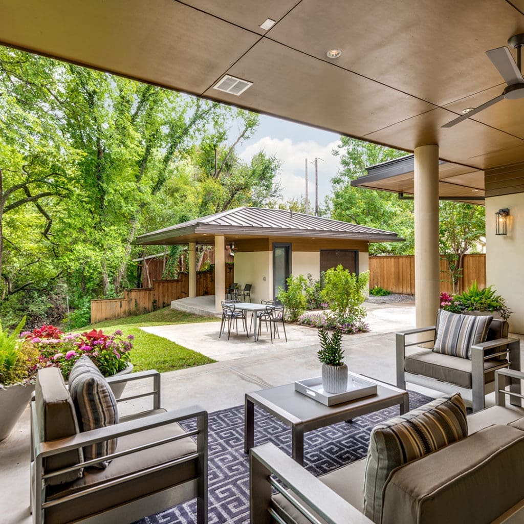 Strait Lane Residence // DGA - Douglas Guiling Architect (photo by shoot2sell)