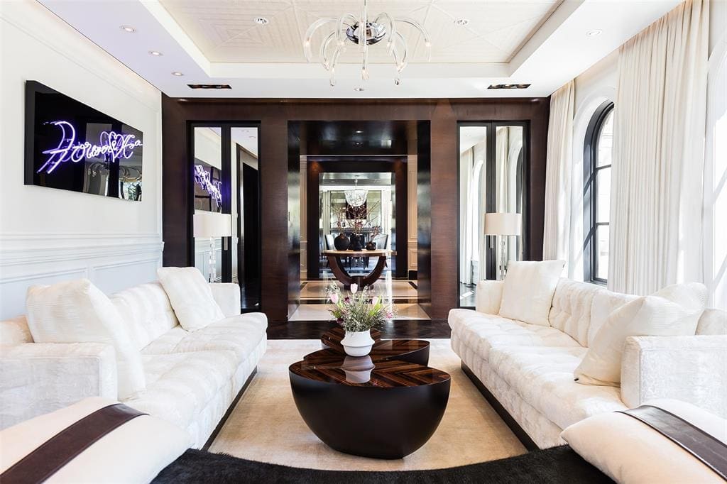 A theme of deep brown and bright white carries throughout the estate. (Photo by Alex Perry, Allie Beth Allman & Assoc.)