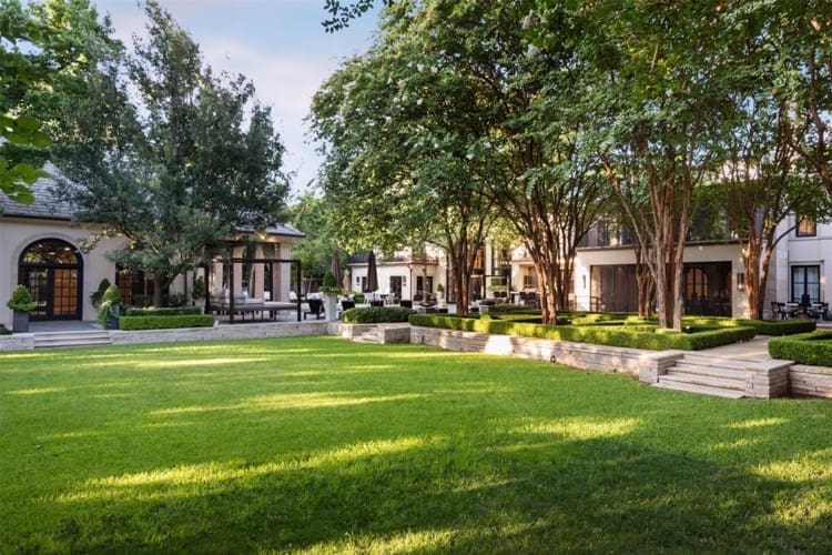 One of several private courtyards. (Photo by Alex Perry, Allie Beth Allman & Assoc.)