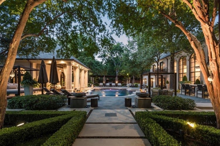 The backyard at twilight. (Photo by Alex Perry, Allie Beth Allman & Assoc.)