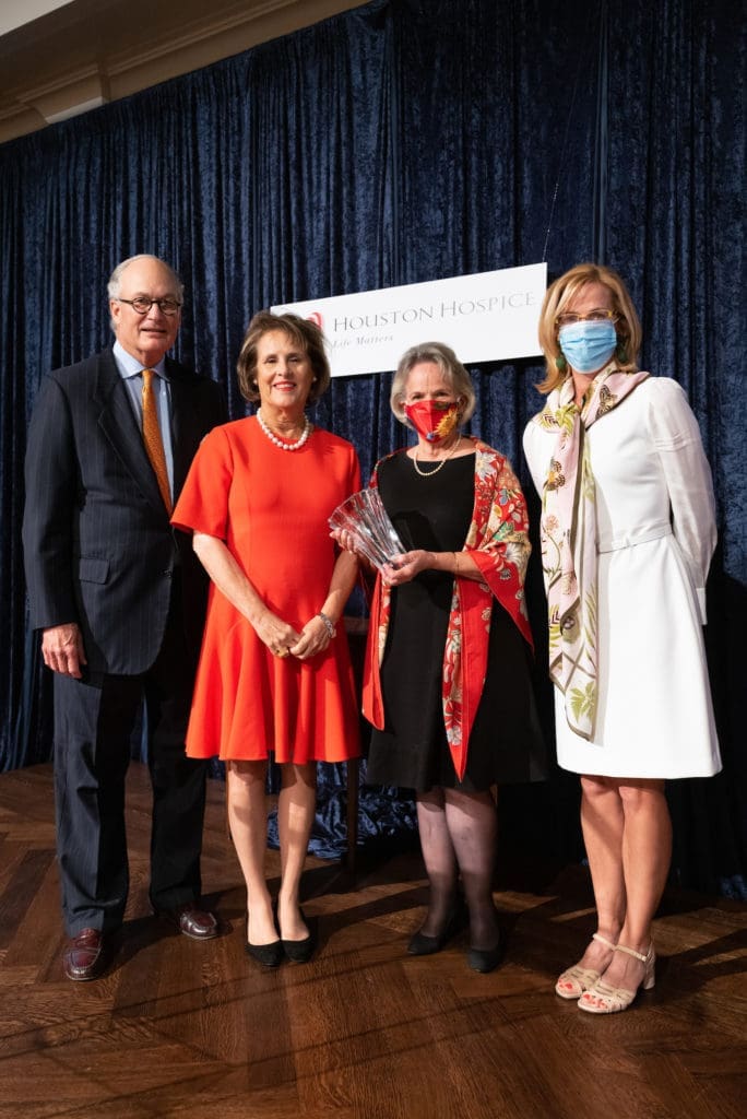 Houston Hospice Laura Lee Blanton Community Spirit Award dinner chairs Peter & Elizabeth Wareing, join Sue White and Julie Griffin of the Garden Club of Houston.  (Photo by Daniel Ortiz)