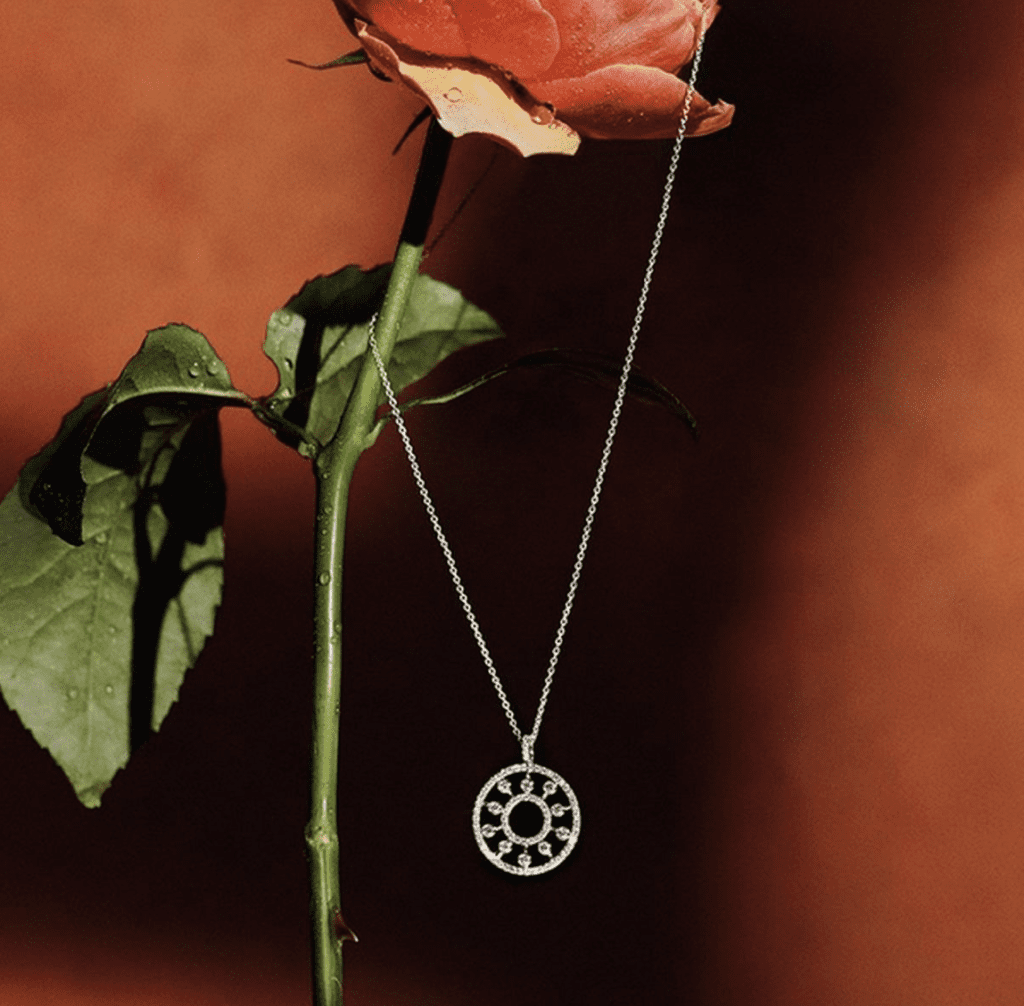A contemporary interpretation of De Beer's iconic medallion style, the 18k white gold Dewdrop necklace beautifully complements other items from the iconic collection.