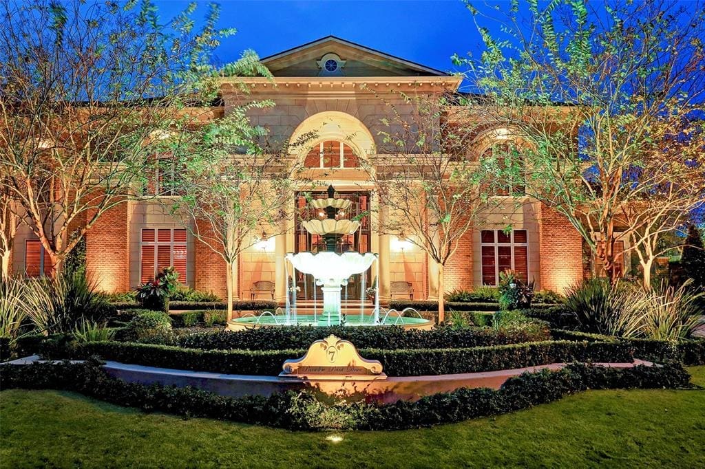 7 Paradise Point in Sugar Land