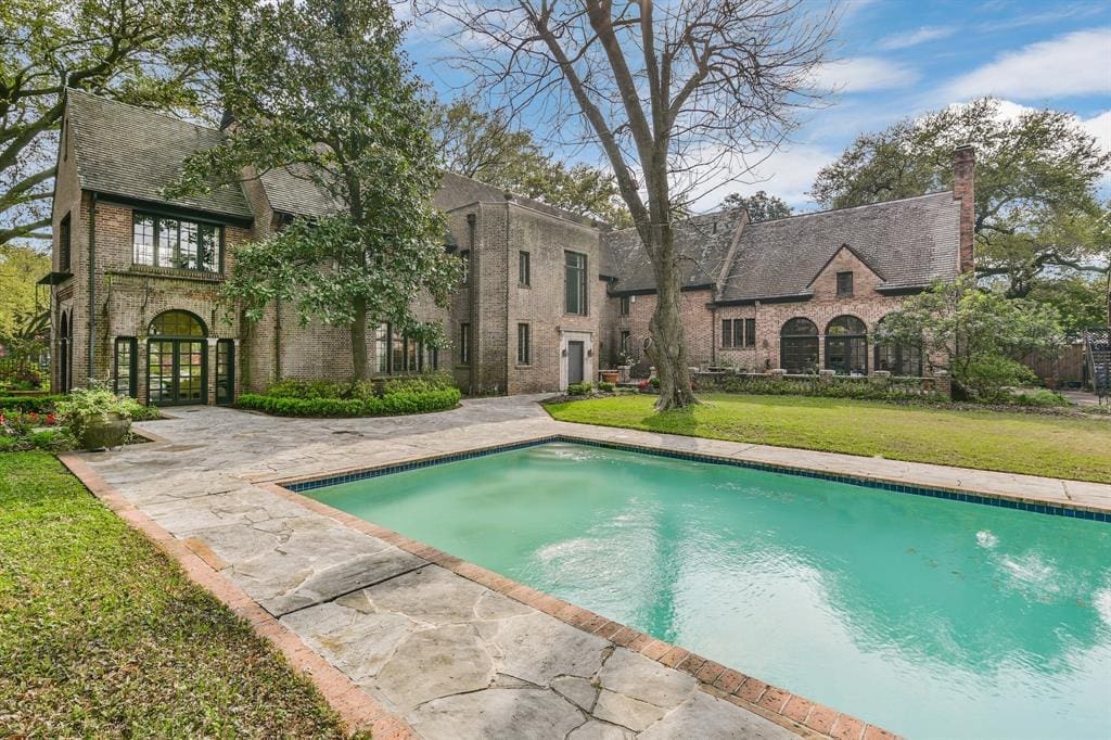 The dwelling at 1324 North Boulevard includes a swimming pool. 