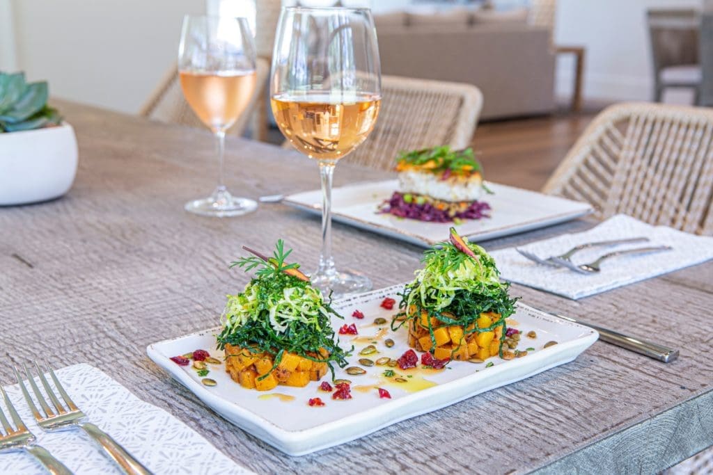 The club’s restaurant and full-service bar offer seasonal menus for breakfast, lunch and dinner, with panoramic views of the property. 