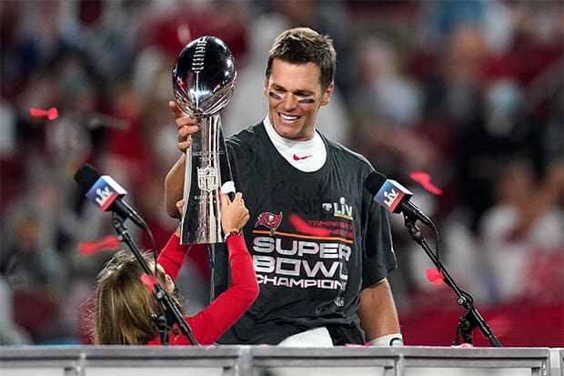 Tom Brady's 8-year-old daughter Vivian did not want to let go of his Super Bowl MVP trophy.