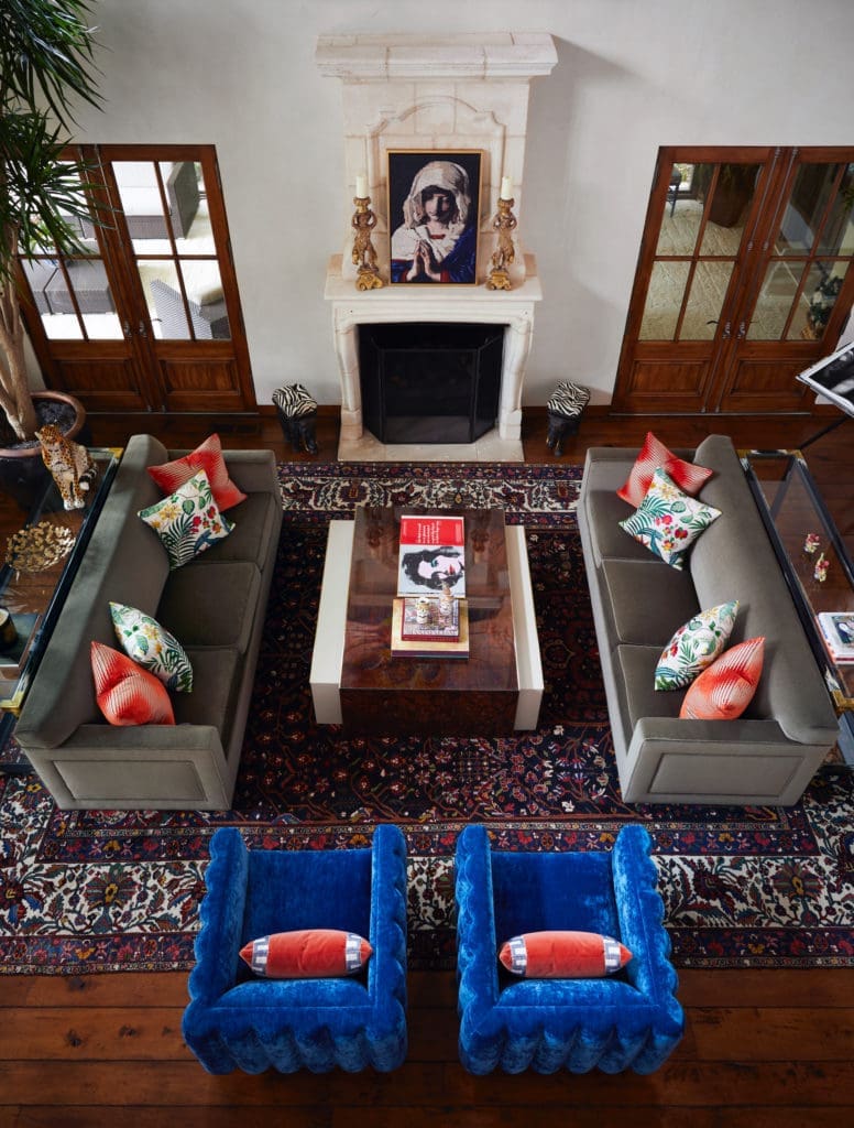 The great-room sofas and chairs are by Cuellar Custom Upholstery. Burl wood and shagreen coffee table by Grazzini Furniture. Custom-woven rug through James
showroom. Over the fireplace, a pointillist painting by Dallas artist Todd Rakestraw. (Photo by Pär Bengtsson)