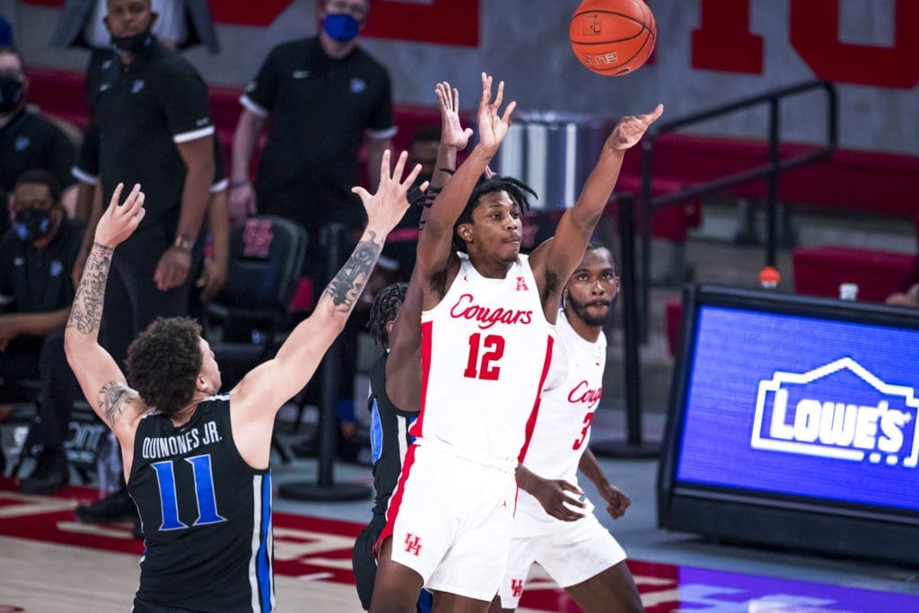 Tramon Mark made a buzzer beater for the ages against Memphis in 2021 and happy March chaos ensued for UH . (@UHCougarMBK)